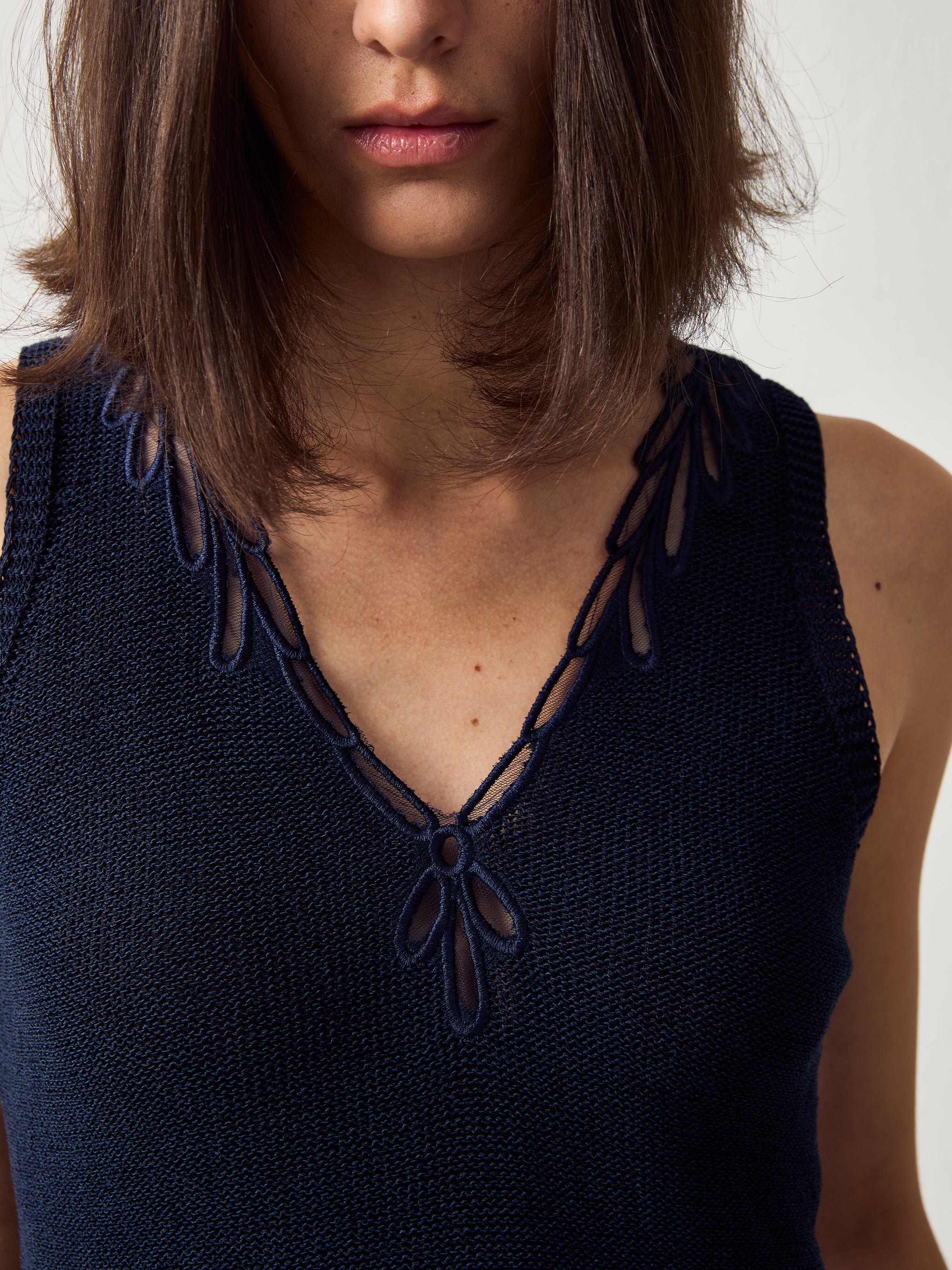CUBIC Paperfeel V-Neck Tank Top-10