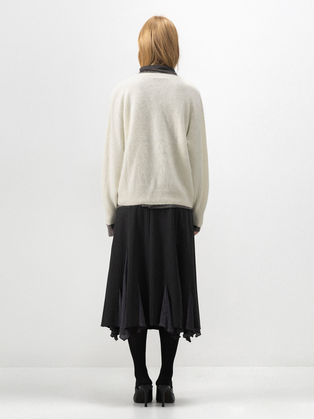 CUBIC Relaxed V-Neck Knit Sweater-12