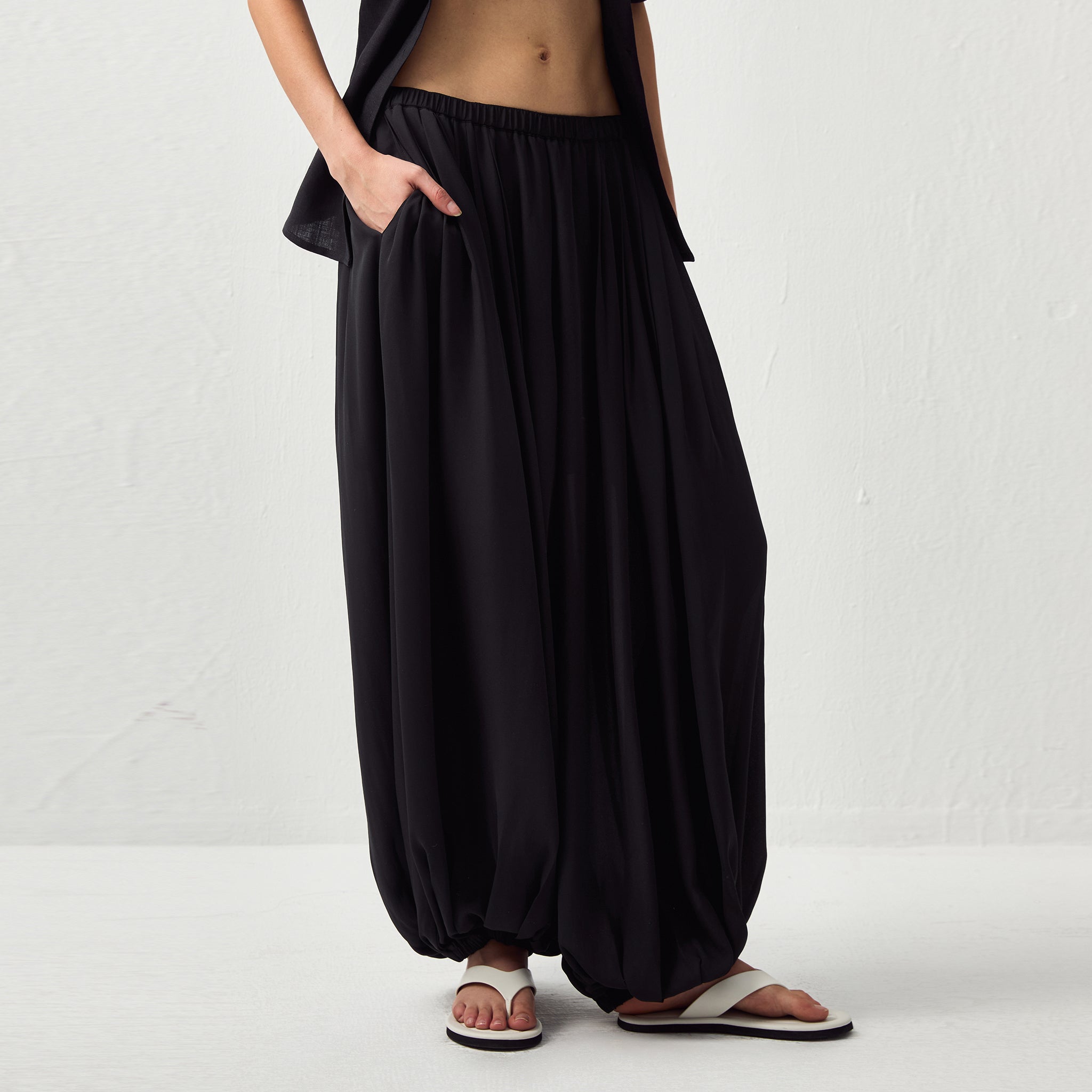 Pleated Balloon-Leg Elastic-Waist Trousers-3