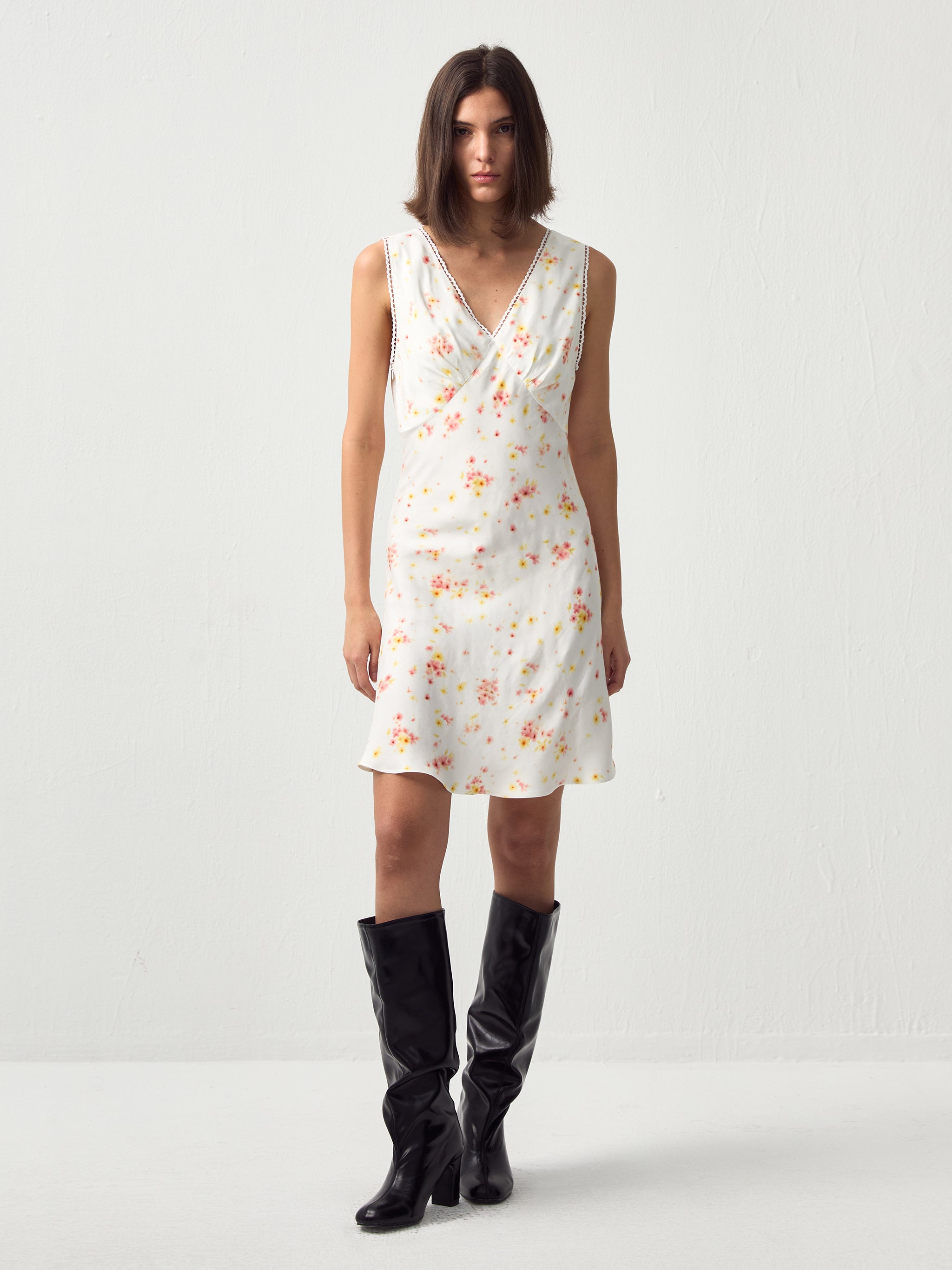 CUBIC Floral Lace Trim V-Neck Mini Dress-4