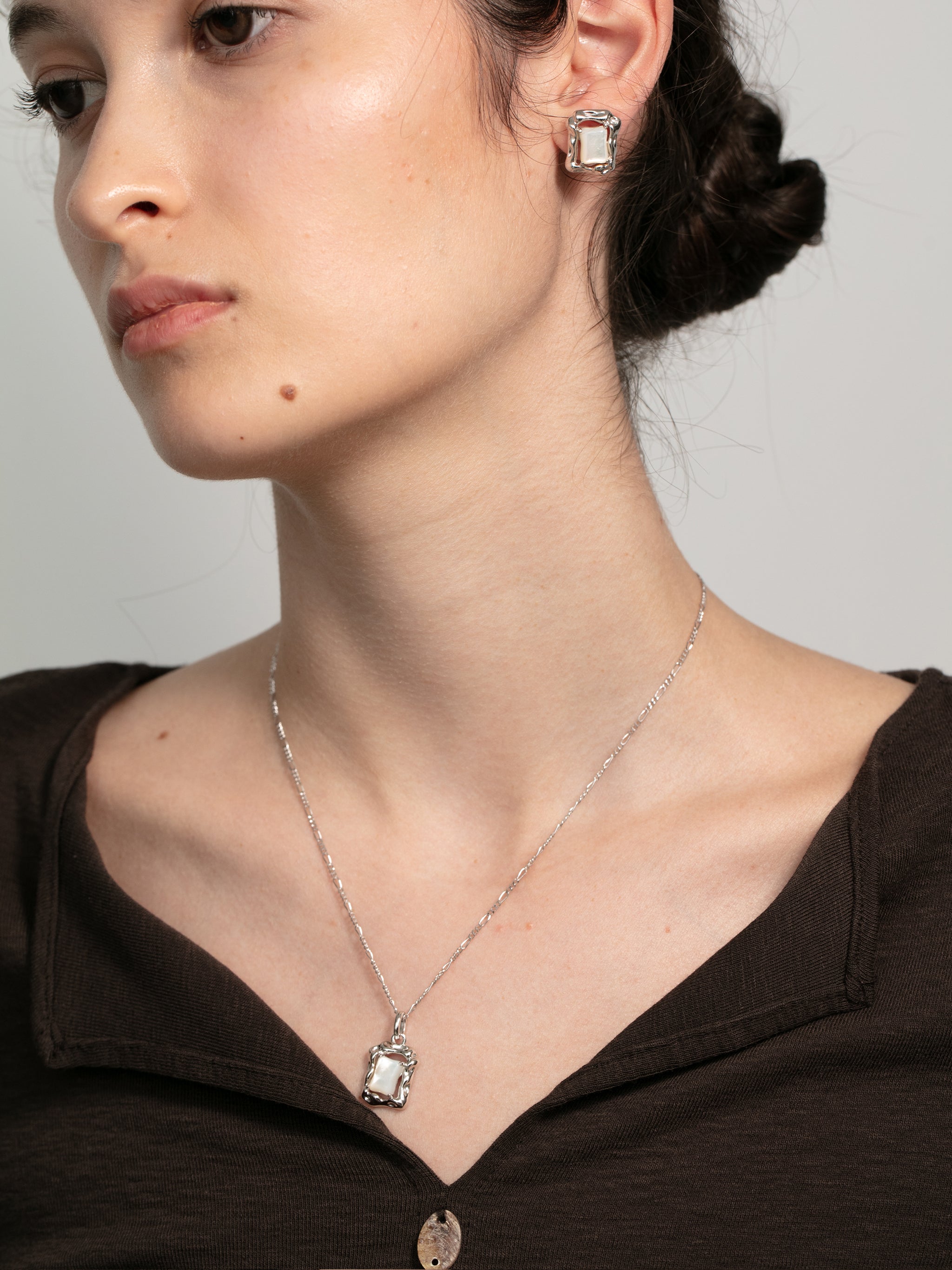 Crinkled Textured Gemstone Pendant Necklace-5