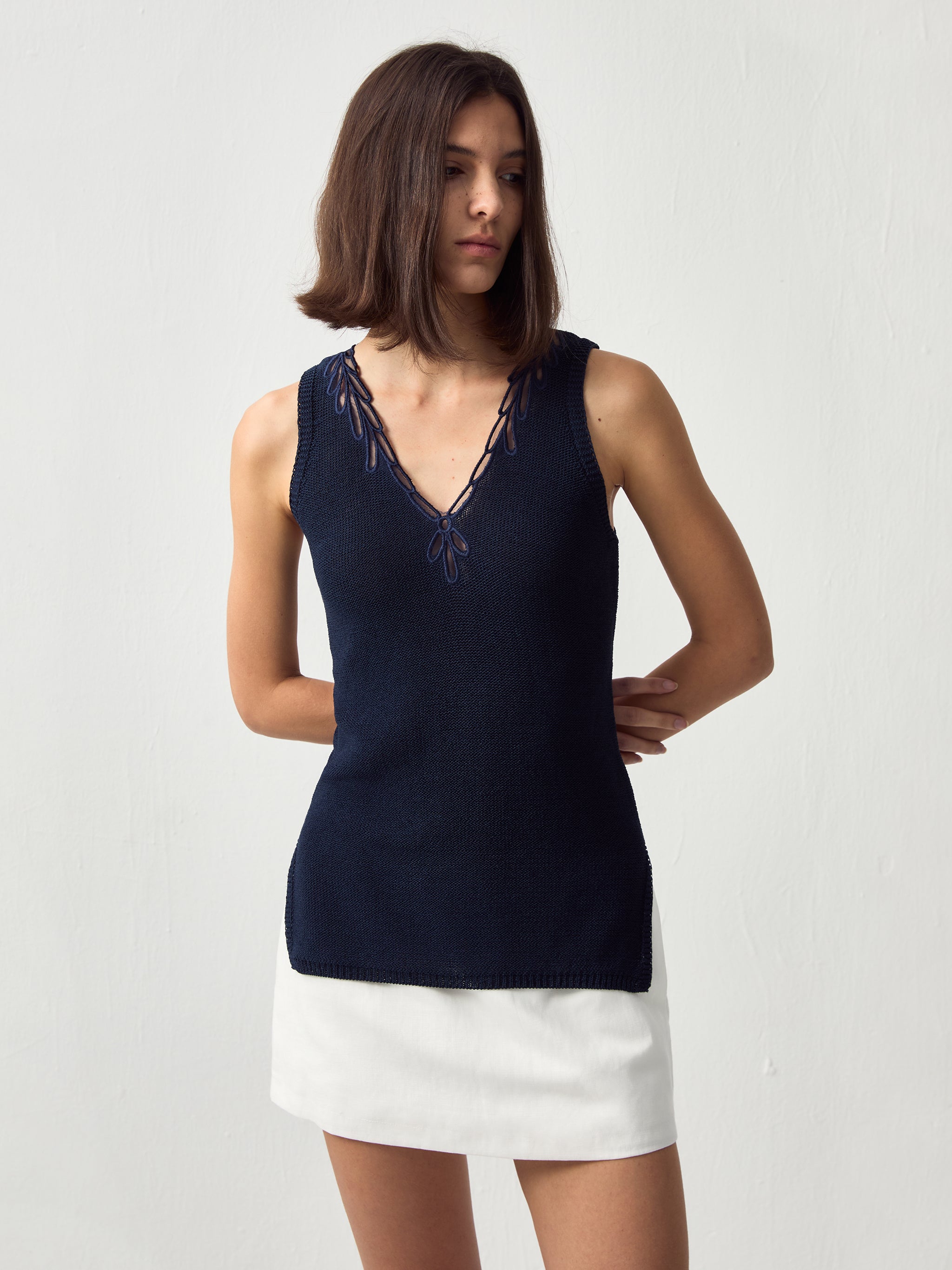 CUBIC Paperfeel V-Neck Tank Top-7