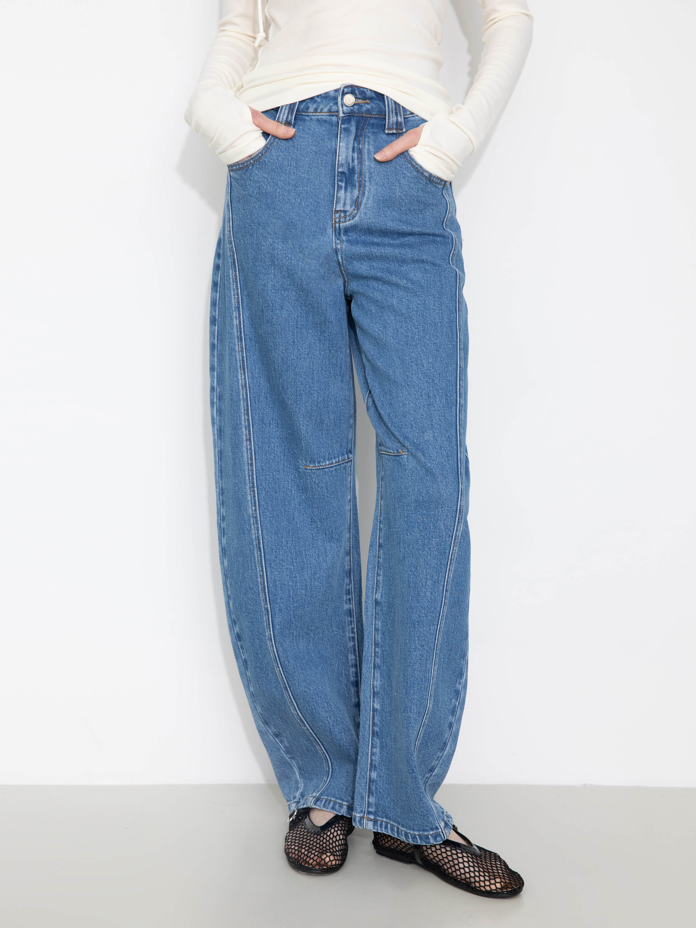 Panelled Loose-Fit Wide-Leg Tapered Jeans-9