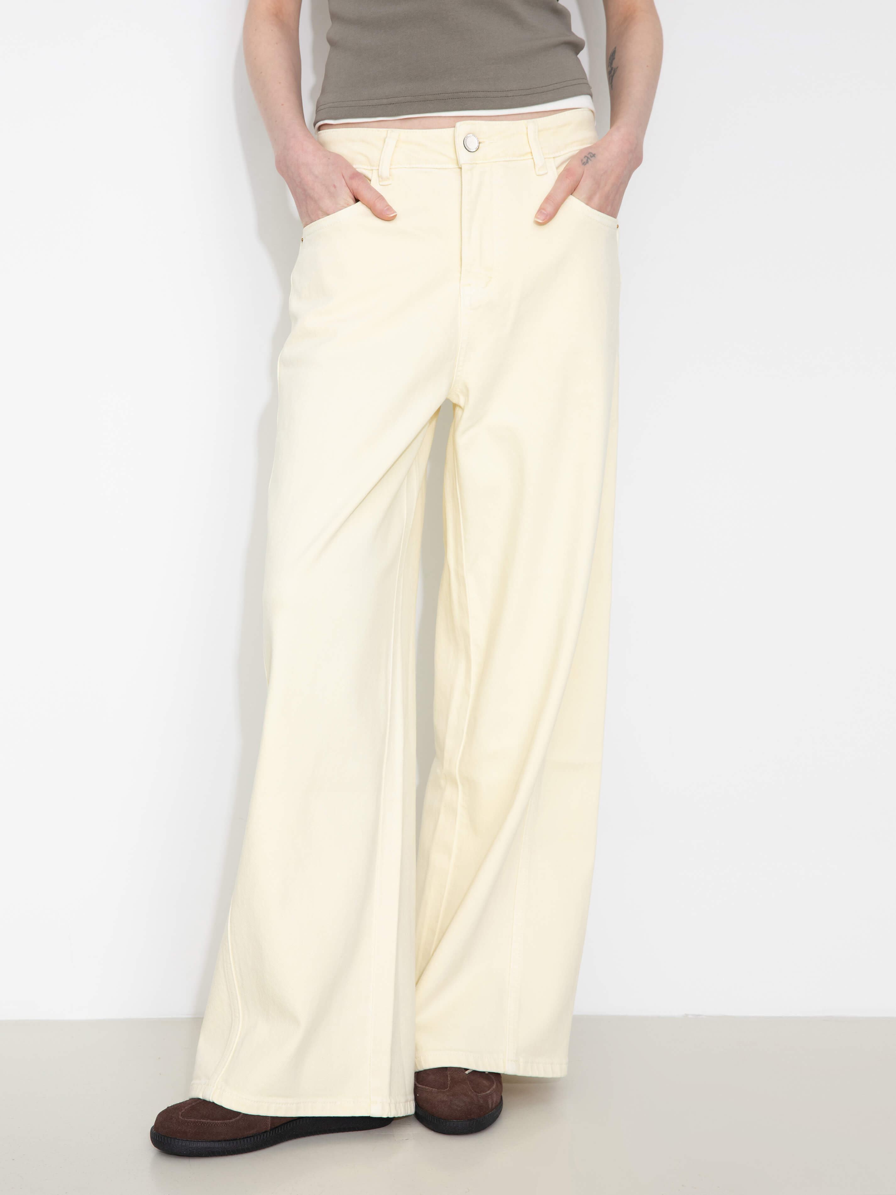 High-Waisted Wide-Leg Straight Jeans-9