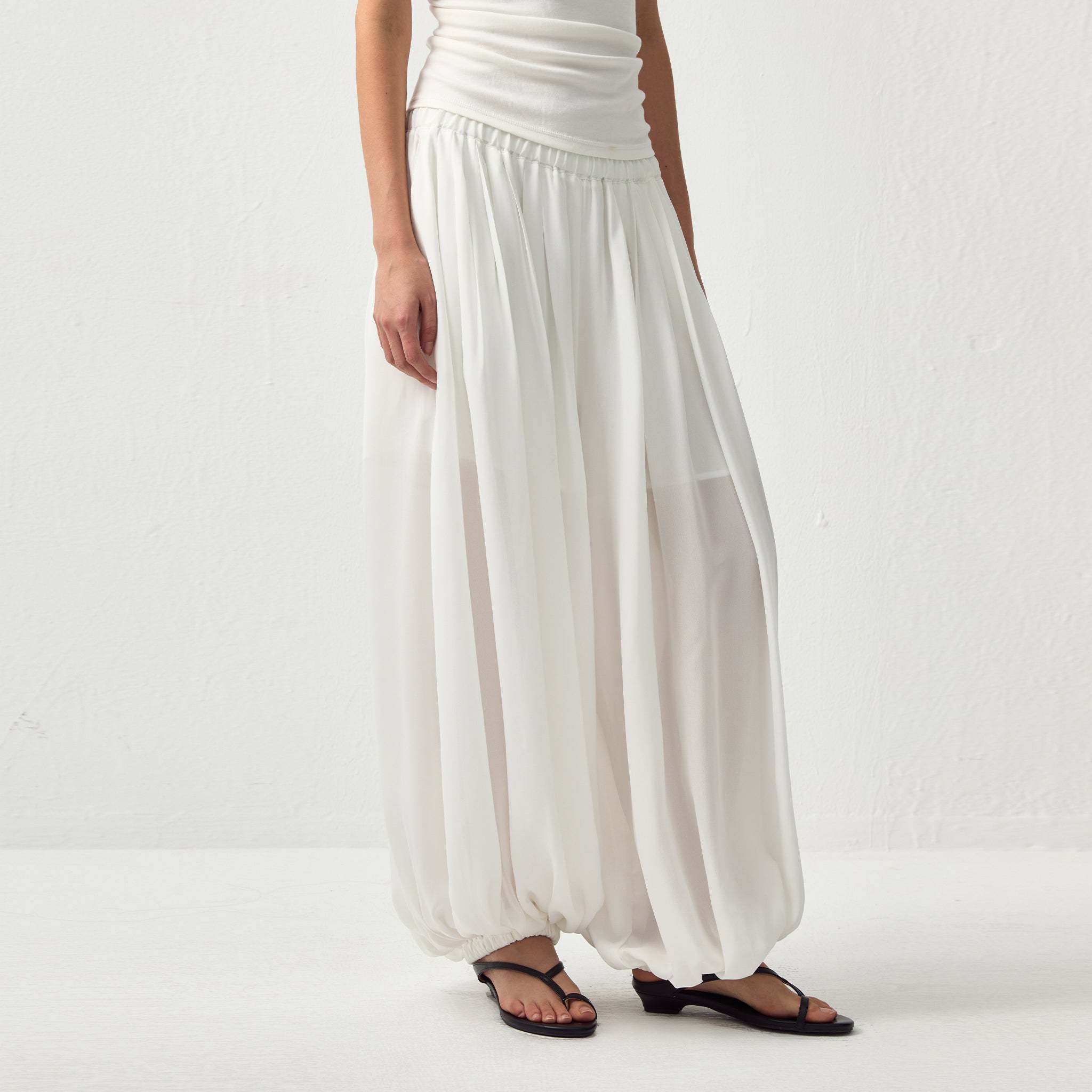 Pleated Balloon-Leg Elastic-Waist Trousers-9